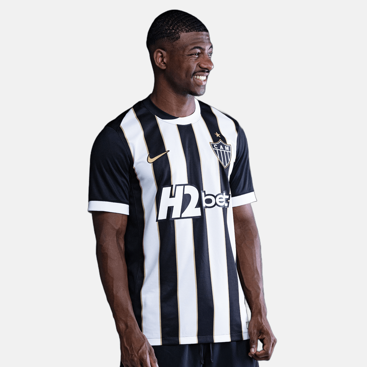 Camisa Nike Atlético Mineiro 26/27 Home, Camisa Futebol, Adidas, Descrição Inspirada no título de Campeão Brasileiro de 1971, a nova camisa 1 do Galo celebra a doideira que se espalhou para milhões de cabeças de atleticanos após a cabeçada histórica de Dadá Maravilha. O manto alvinegro pra quem vive o Galo dentro e fora das arquibancadas. A versão torcedor oferece o caimento perfeito para representar o Atlético com conforto todos os dias. Detalhes do Produto Tecnologia Nike Dri-FIT absorve o suor da sua pel
