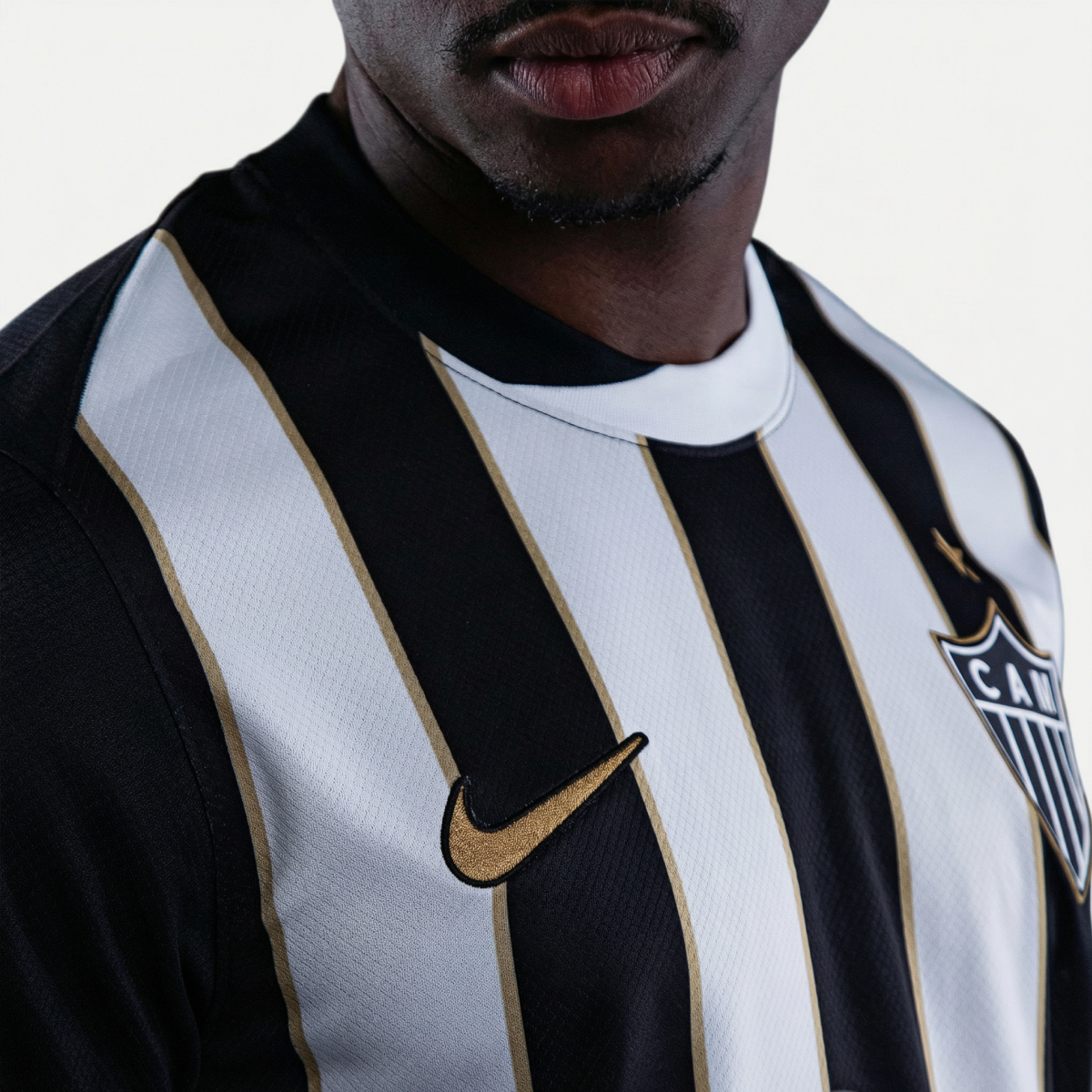 Camisa Nike Atlético Mineiro 26/27 Home, Camisa Futebol, Adidas, Descrição Inspirada no título de Campeão Brasileiro de 1971, a nova camisa 1 do Galo celebra a doideira que se espalhou para milhões de cabeças de atleticanos após a cabeçada histórica de Dadá Maravilha. O manto alvinegro pra quem vive o Galo dentro e fora das arquibancadas. A versão torcedor oferece o caimento perfeito para representar o Atlético com conforto todos os dias. Detalhes do Produto Tecnologia Nike Dri-FIT absorve o suor da sua pel