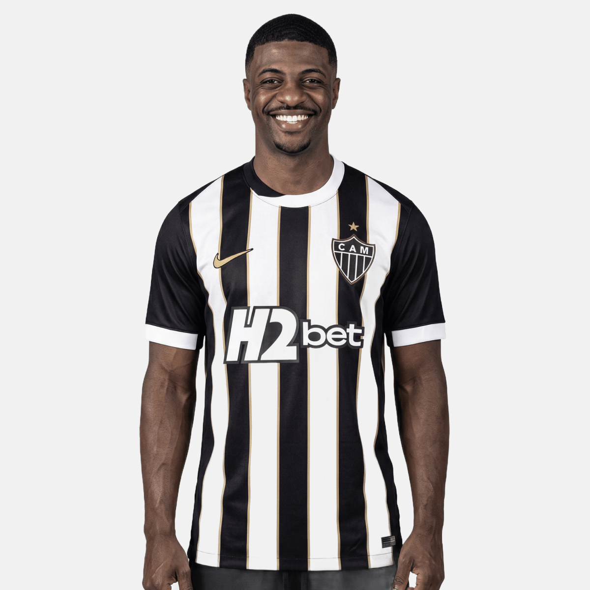 Camisa Nike Atlético Mineiro 26/27 Home, Camisa Futebol, Adidas, Descrição Inspirada no título de Campeão Brasileiro de 1971, a nova camisa 1 do Galo celebra a doideira que se espalhou para milhões de cabeças de atleticanos após a cabeçada histórica de Dadá Maravilha. O manto alvinegro pra quem vive o Galo dentro e fora das arquibancadas. A versão torcedor oferece o caimento perfeito para representar o Atlético com conforto todos os dias. Detalhes do Produto Tecnologia Nike Dri-FIT absorve o suor da sua pel