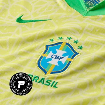 Camisa Nike Brasil 2024 Home, , PIQUE DE JOGADOR, Descrição A nova camisa do Brasil 2024 apresenta uma textura completa que celebra a vasta herança natural e cultural do país e sua história de brilhantismo dentro de campo. Da música às araras, do Pão de Açúcar às praias mundialmente famosas, todo o Brasil está contido neste padrão de textura rica. O escudo está de volta ao seu lugar. Assim como na lendária camisa de 2004, o escudo da CBF está na frente e no centro da nova camisa do Brasil 2024. Benefícios T