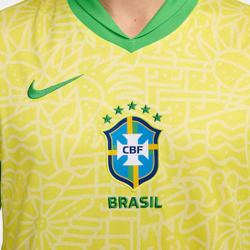 Camisa Nike Brasil 2024 Home, , PIQUE DE JOGADOR, Descrição A nova camisa do Brasil 2024 apresenta uma textura completa que celebra a vasta herança natural e cultural do país e sua história de brilhantismo dentro de campo. Da música às araras, do Pão de Açúcar às praias mundialmente famosas, todo o Brasil está contido neste padrão de textura rica. O escudo está de volta ao seu lugar. Assim como na lendária camisa de 2004, o escudo da CBF está na frente e no centro da nova camisa do Brasil 2024. Benefícios T