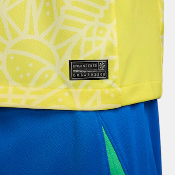Camisa Nike Brasil 2024 Home, , PIQUE DE JOGADOR, Descrição A nova camisa do Brasil 2024 apresenta uma textura completa que celebra a vasta herança natural e cultural do país e sua história de brilhantismo dentro de campo. Da música às araras, do Pão de Açúcar às praias mundialmente famosas, todo o Brasil está contido neste padrão de textura rica. O escudo está de volta ao seu lugar. Assim como na lendária camisa de 2004, o escudo da CBF está na frente e no centro da nova camisa do Brasil 2024. Benefícios T