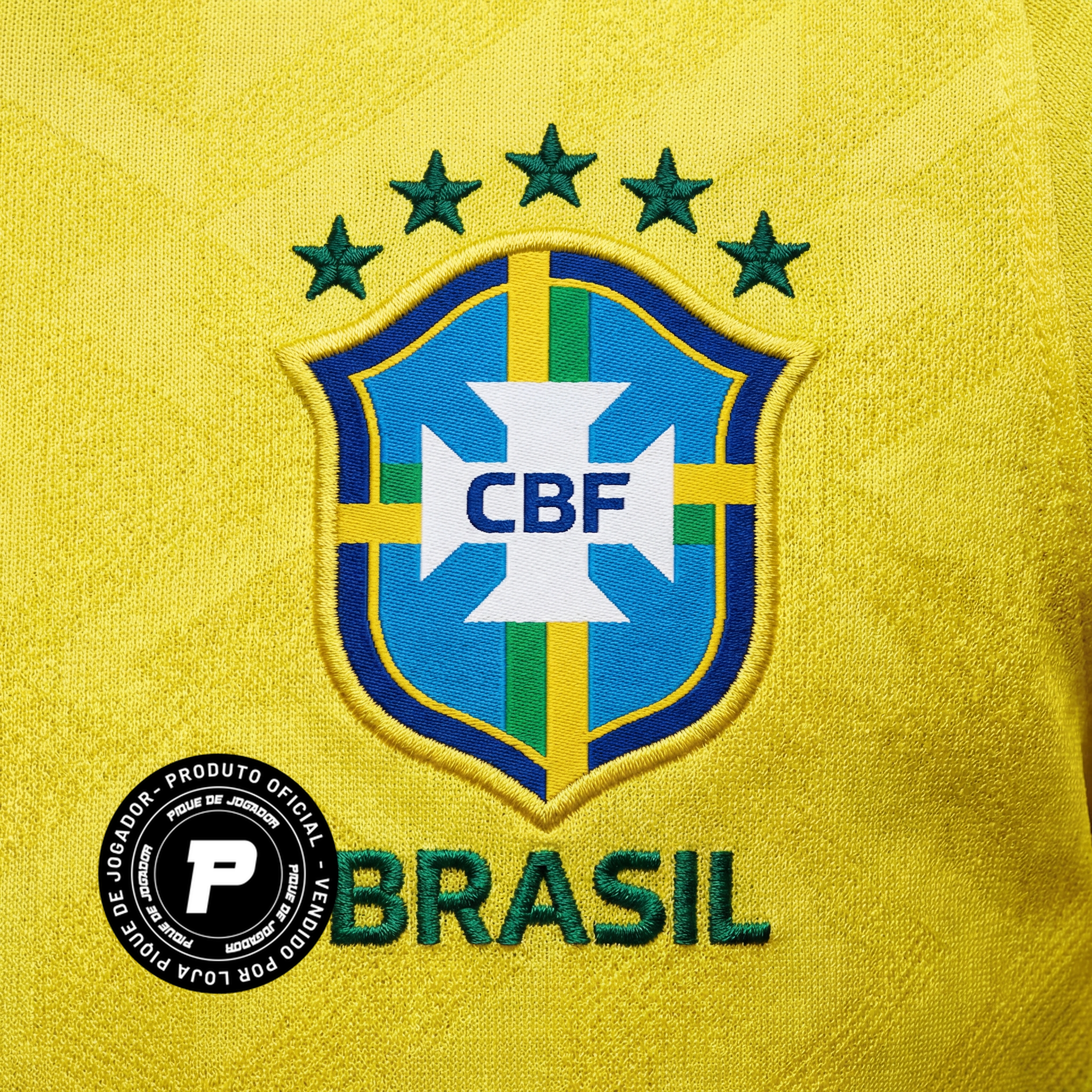 Camisa Nike Brasil Feminina 2026 Copa do mundo, , PIQUE DE JOGADOR, A Camisa Nike Brasil Feminina 2026 Copa do Mundo foi desenvolvida especialmente para as torcedoras que desejam vestir as cores da Seleção Brasileira durante o maior torneio de futebol do planeta. Inspirada no uniforme utilizado pela equipe na Copa do Mundo de 2026, a camisa combina tradição, estilo esportivo e conforto. O modelo apresenta o clássico visual amarelo com detalhes em verde, cores que representam a identidade histórica da Seleçã