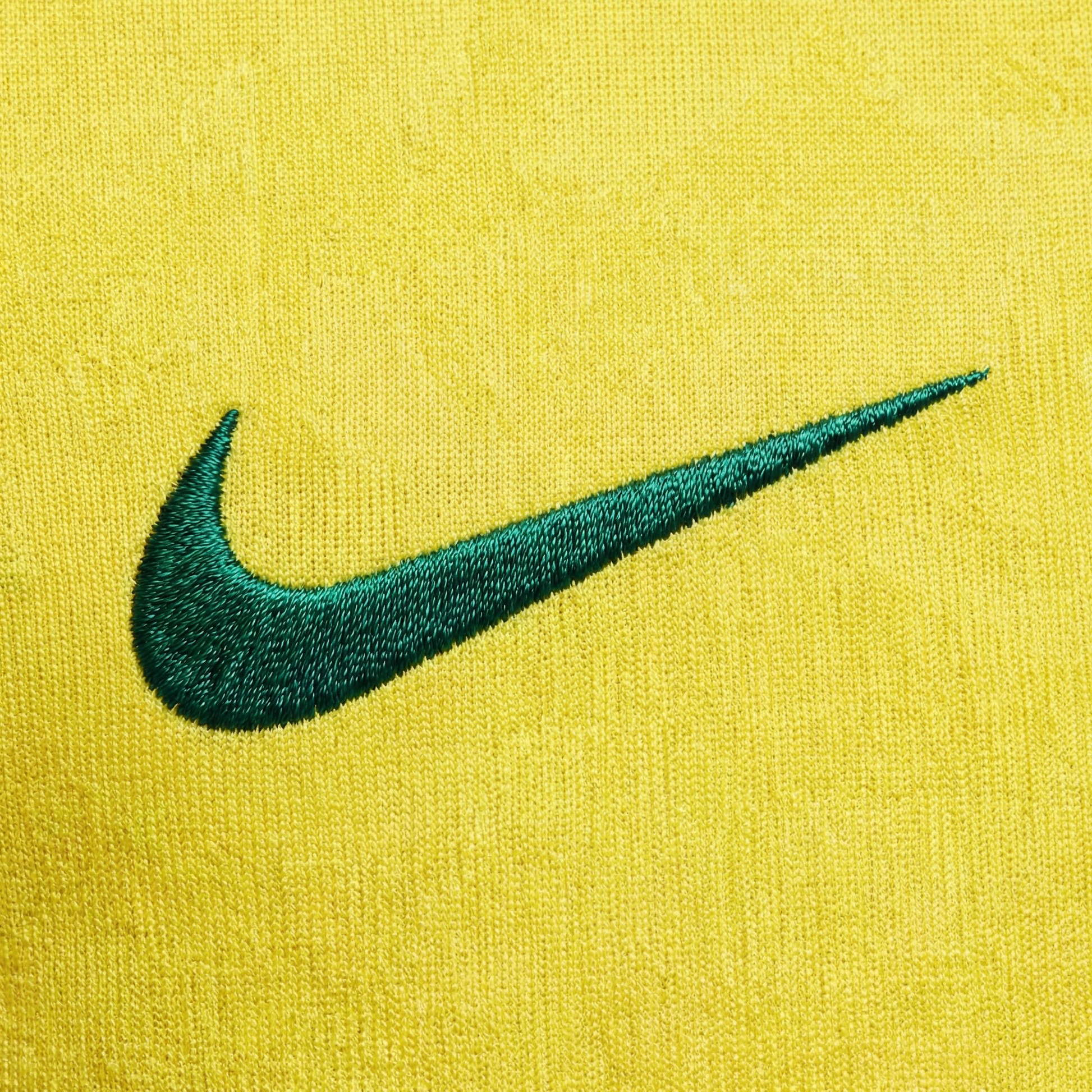 Camisa Nike Brasil Feminina 2026 Copa do mundo, , PIQUE DE JOGADOR, A Camisa Nike Brasil Feminina 2026 Copa do Mundo foi desenvolvida especialmente para as torcedoras que desejam vestir as cores da Seleção Brasileira durante o maior torneio de futebol do planeta. Inspirada no uniforme utilizado pela equipe na Copa do Mundo de 2026, a camisa combina tradição, estilo esportivo e conforto. O modelo apresenta o clássico visual amarelo com detalhes em verde, cores que representam a identidade histórica da Seleçã