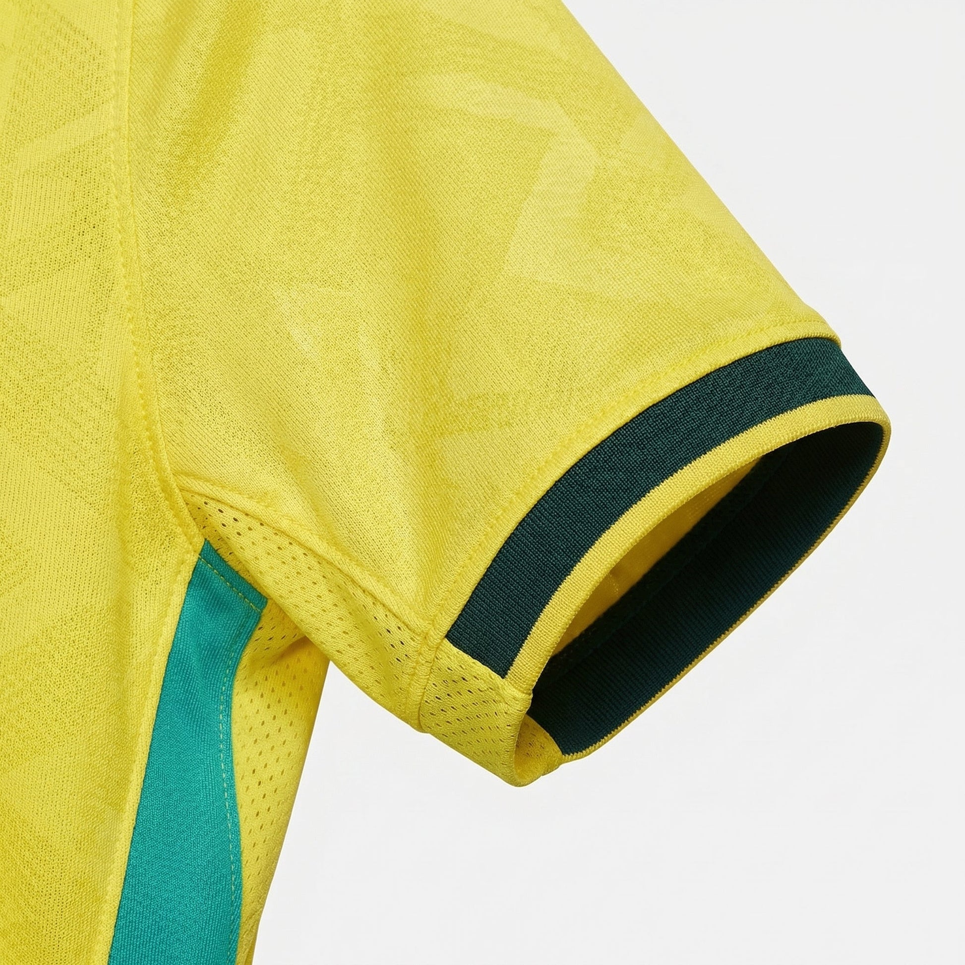 Camisa Nike Brasil Feminina 2026 Copa do mundo, , PIQUE DE JOGADOR, A Camisa Nike Brasil Feminina 2026 Copa do Mundo foi desenvolvida especialmente para as torcedoras que desejam vestir as cores da Seleção Brasileira durante o maior torneio de futebol do planeta. Inspirada no uniforme utilizado pela equipe na Copa do Mundo de 2026, a camisa combina tradição, estilo esportivo e conforto. O modelo apresenta o clássico visual amarelo com detalhes em verde, cores que representam a identidade histórica da Seleçã