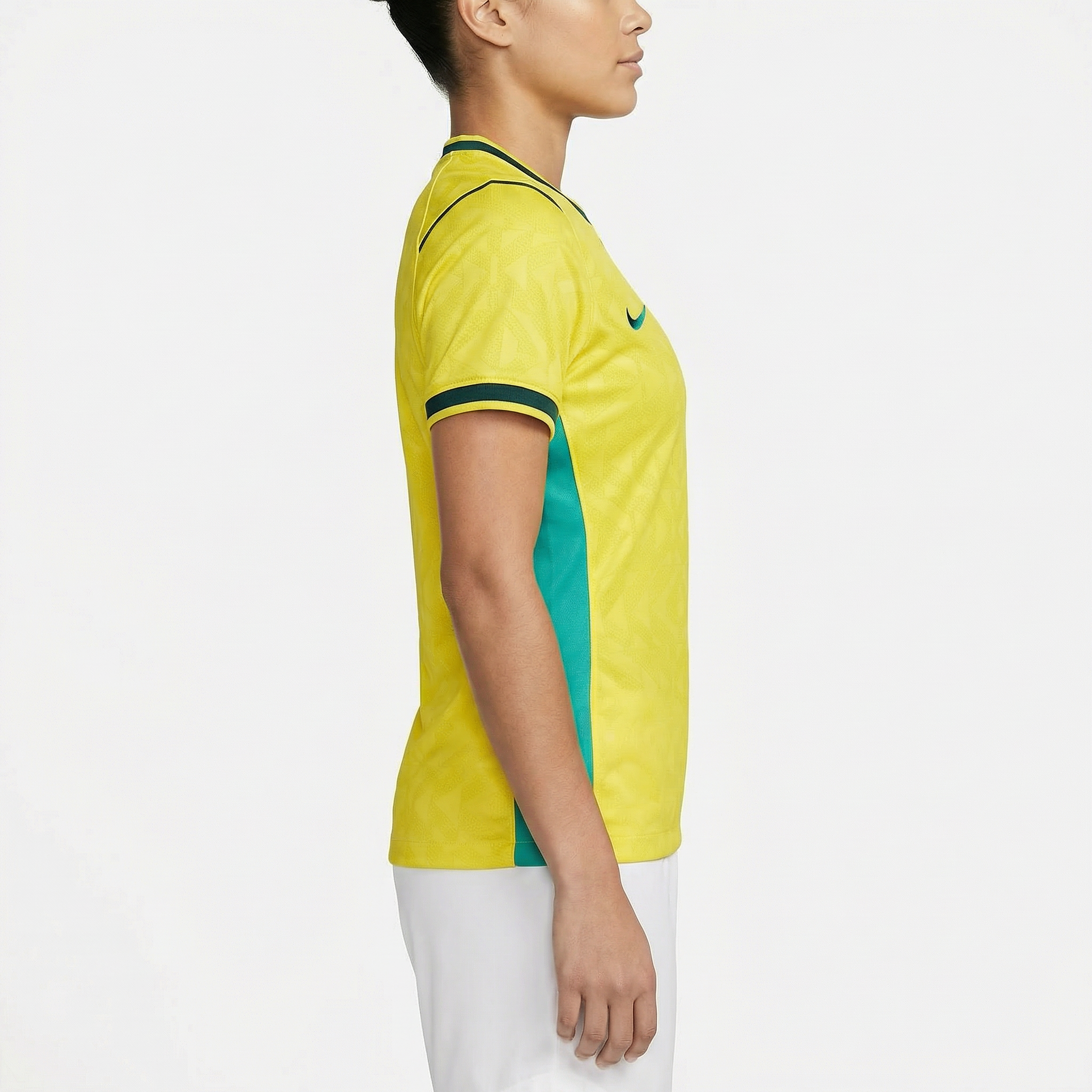Camisa Nike Brasil Feminina 2026 Copa do mundo, , PIQUE DE JOGADOR, A Camisa Nike Brasil Feminina 2026 Copa do Mundo foi desenvolvida especialmente para as torcedoras que desejam vestir as cores da Seleção Brasileira durante o maior torneio de futebol do planeta. Inspirada no uniforme utilizado pela equipe na Copa do Mundo de 2026, a camisa combina tradição, estilo esportivo e conforto. O modelo apresenta o clássico visual amarelo com detalhes em verde, cores que representam a identidade histórica da Seleçã