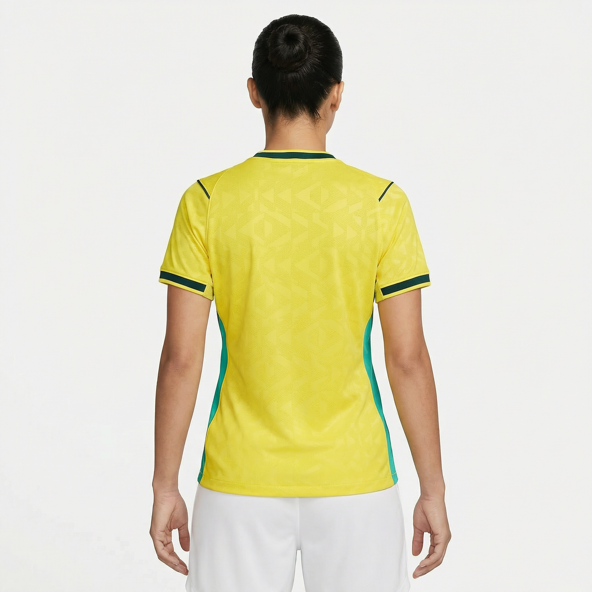 Camisa Nike Brasil Feminina 2026 Copa do mundo, , PIQUE DE JOGADOR, A Camisa Nike Brasil Feminina 2026 Copa do Mundo foi desenvolvida especialmente para as torcedoras que desejam vestir as cores da Seleção Brasileira durante o maior torneio de futebol do planeta. Inspirada no uniforme utilizado pela equipe na Copa do Mundo de 2026, a camisa combina tradição, estilo esportivo e conforto. O modelo apresenta o clássico visual amarelo com detalhes em verde, cores que representam a identidade histórica da Seleçã