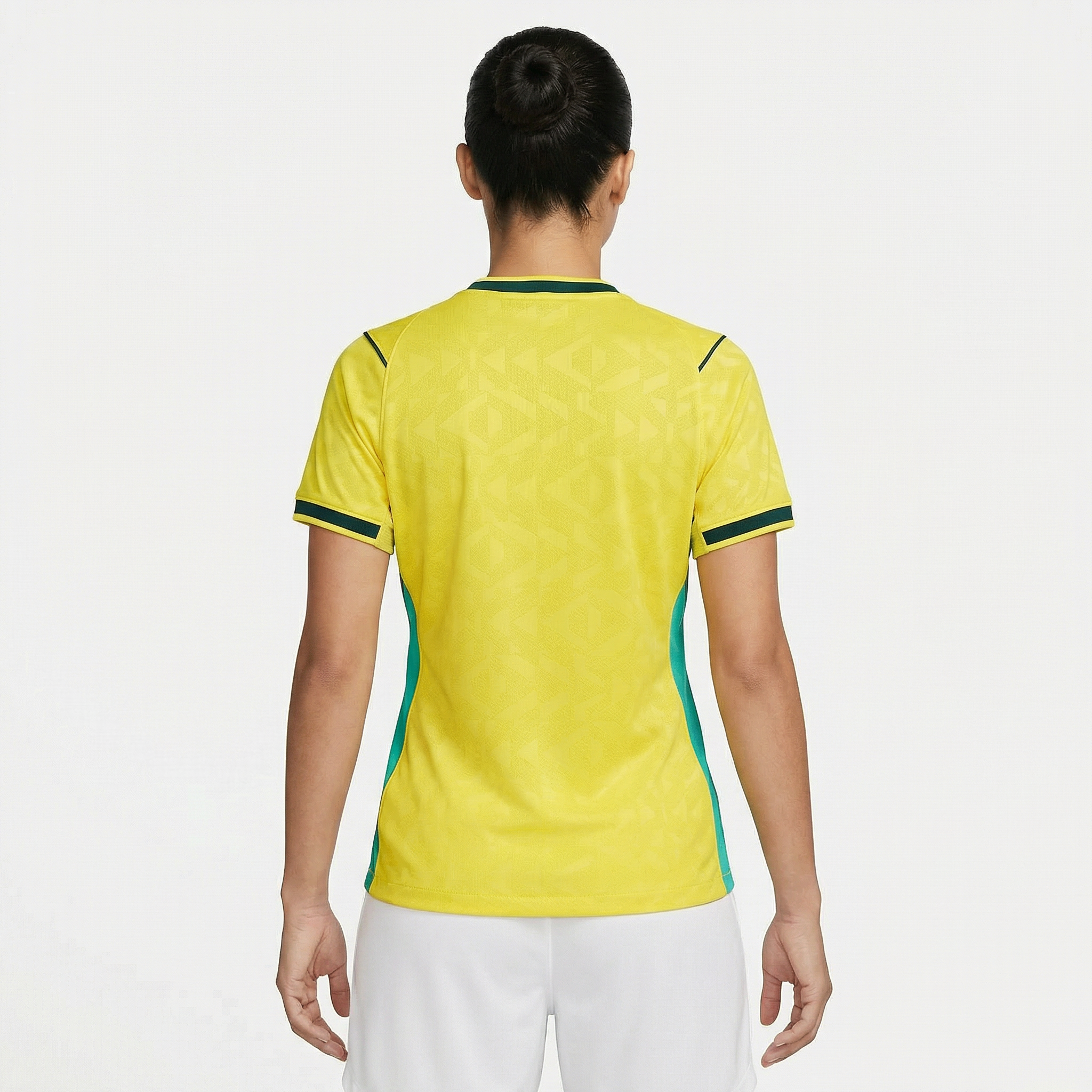 Camisa Nike Brasil Feminina 2026 Copa do mundo, , PIQUE DE JOGADOR, A Camisa Nike Brasil Feminina 2026 Copa do Mundo foi desenvolvida especialmente para as torcedoras que desejam vestir as cores da Seleção Brasileira durante o maior torneio de futebol do planeta. Inspirada no uniforme utilizado pela equipe na Copa do Mundo de 2026, a camisa combina tradição, estilo esportivo e conforto. O modelo apresenta o clássico visual amarelo com detalhes em verde, cores que representam a identidade histórica da Seleçã