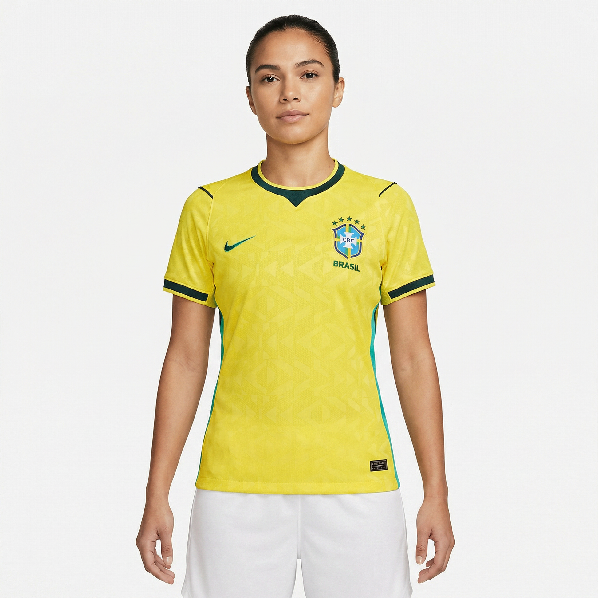 Camisa Nike Brasil Feminina 2026 Copa do mundo, , PIQUE DE JOGADOR, A Camisa Nike Brasil Feminina 2026 Copa do Mundo foi desenvolvida especialmente para as torcedoras que desejam vestir as cores da Seleção Brasileira durante o maior torneio de futebol do planeta. Inspirada no uniforme utilizado pela equipe na Copa do Mundo de 2026, a camisa combina tradição, estilo esportivo e conforto. O modelo apresenta o clássico visual amarelo com detalhes em verde, cores que representam a identidade histórica da Seleçã