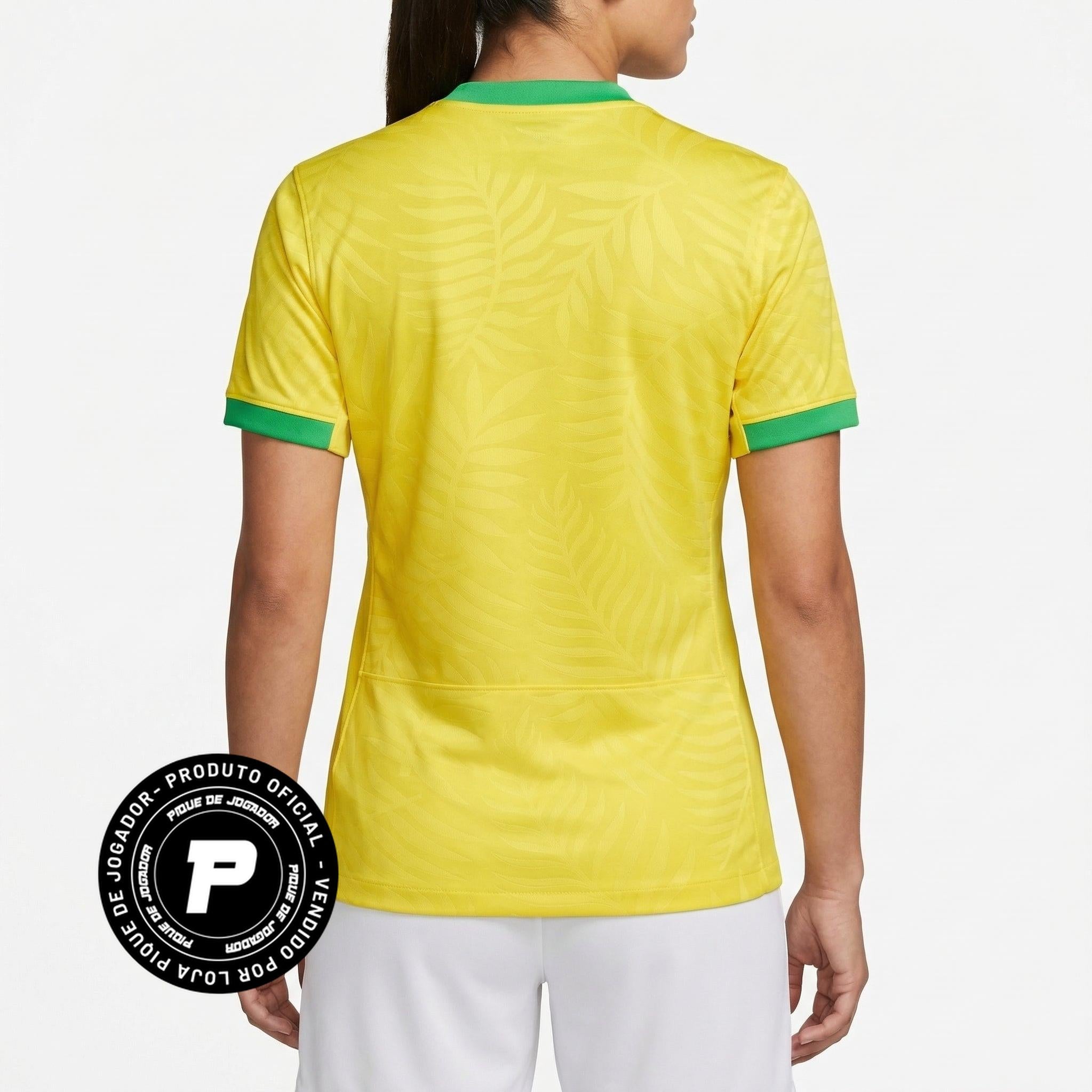 Camisa Nike Brasil I 2022/23 Torcedor Feminina, Kit Infantil Brasil Reserva 26/27 - Copa do Mundo, PIQUE DE JOGADOR, A Camisa Nike Brasil I 2022/23 Torcedor Feminina representa o uniforme principal da Seleção Brasileira durante o ciclo da Copa do Mundo de 2022 e as competições da temporada 2022/23. Desenvolvida especialmente para o público feminino, a camisa combina tradição, conforto e estilo esportivo. O modelo traz o clássico visual amarelo com detalhes em verde, cores que simbolizam a identidade históri