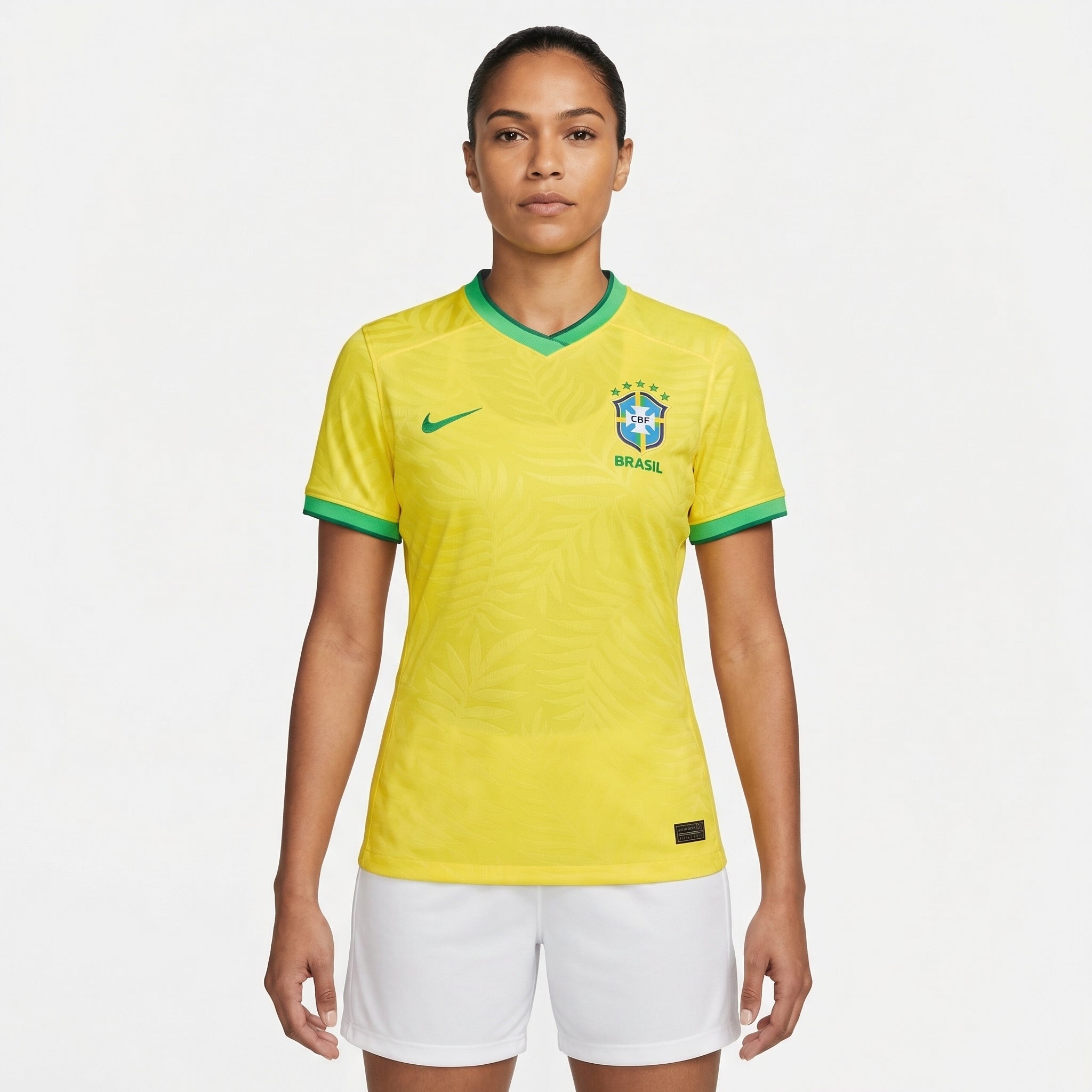 Camisa Nike Brasil I 2022/23 Torcedor Feminina, Kit Infantil Brasil Reserva 26/27 - Copa do Mundo, PIQUE DE JOGADOR, A Camisa Nike Brasil I 2022/23 Torcedor Feminina representa o uniforme principal da Seleção Brasileira durante o ciclo da Copa do Mundo de 2022 e as competições da temporada 2022/23. Desenvolvida especialmente para o público feminino, a camisa combina tradição, conforto e estilo esportivo. O modelo traz o clássico visual amarelo com detalhes em verde, cores que simbolizam a identidade históri