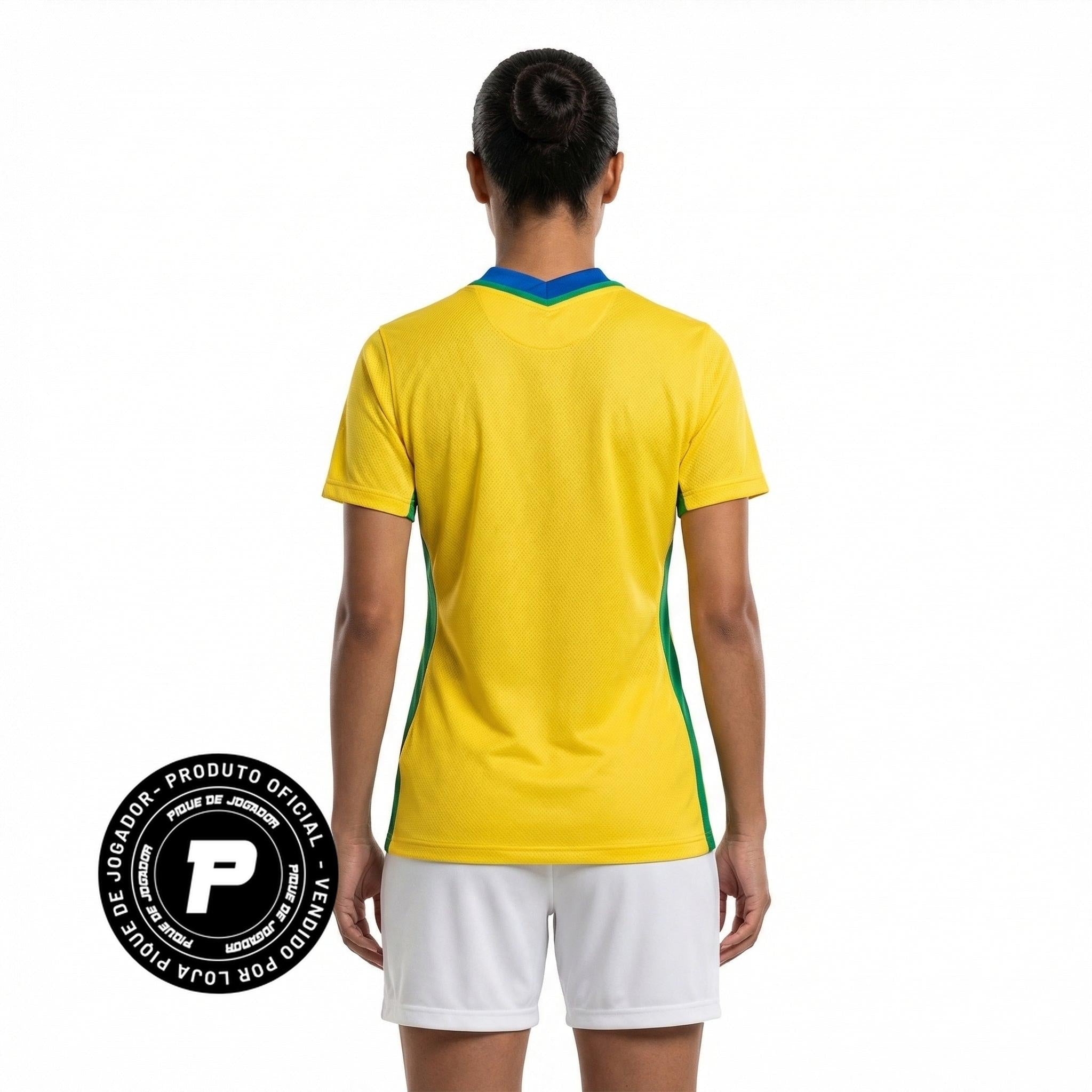 Camisa Nike Brasil I 2025/2026 Torcedor Feminina, Kit Infantil Brasil Reserva 26/27 - Copa do Mundo, PIQUE DE JOGADOR, A Camisa Nike Brasil I 2025/2026 Torcedor Feminina representa o uniforme principal da Seleção Brasileira para a temporada 2025/2026. Desenvolvida especialmente para o público feminino, a camisa combina tradição, estilo esportivo e conforto para torcedoras apaixonadas pela Seleção. O modelo traz o clássico visual amarelo com detalhes em verde, cores que simbolizam a identidade histórica do f