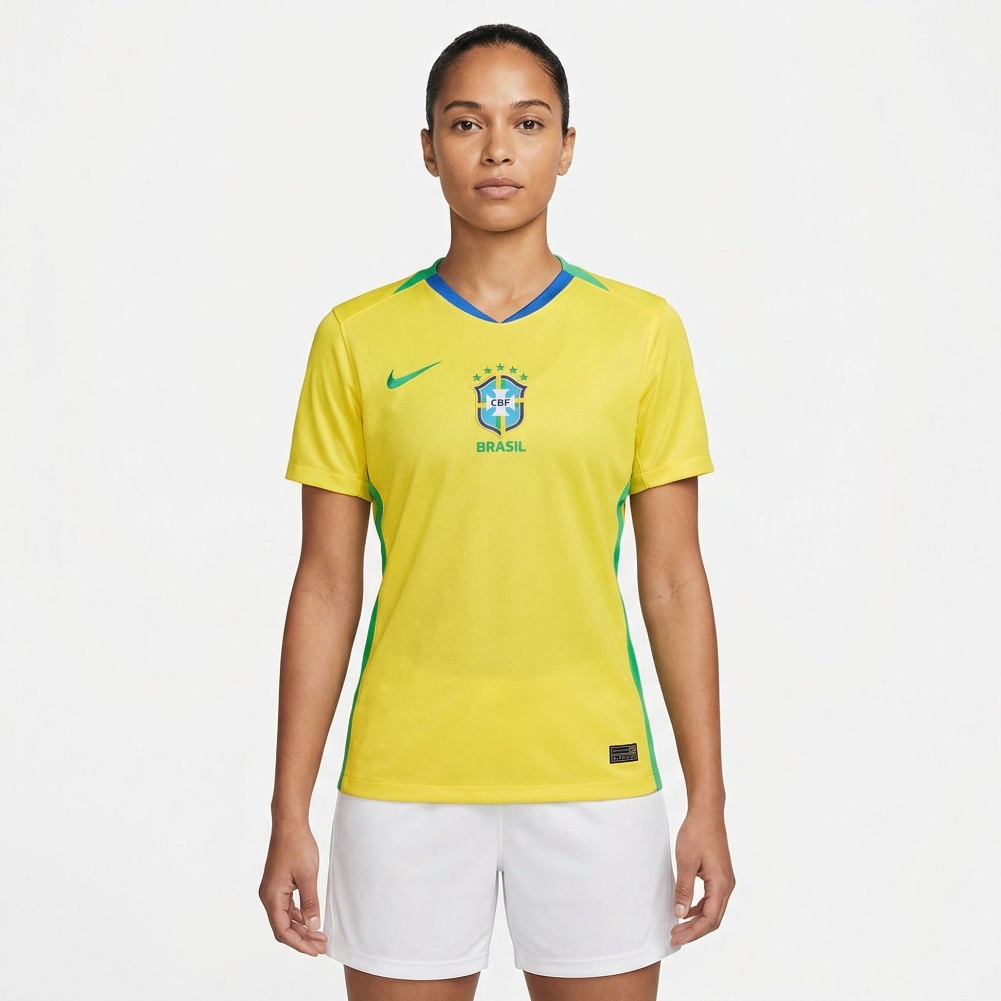Camisa Nike Brasil I 2025/2026 Torcedor Feminina, Kit Infantil Brasil Reserva 26/27 - Copa do Mundo, PIQUE DE JOGADOR, A Camisa Nike Brasil I 2025/2026 Torcedor Feminina representa o uniforme principal da Seleção Brasileira para a temporada 2025/2026. Desenvolvida especialmente para o público feminino, a camisa combina tradição, estilo esportivo e conforto para torcedoras apaixonadas pela Seleção. O modelo traz o clássico visual amarelo com detalhes em verde, cores que simbolizam a identidade histórica do f
