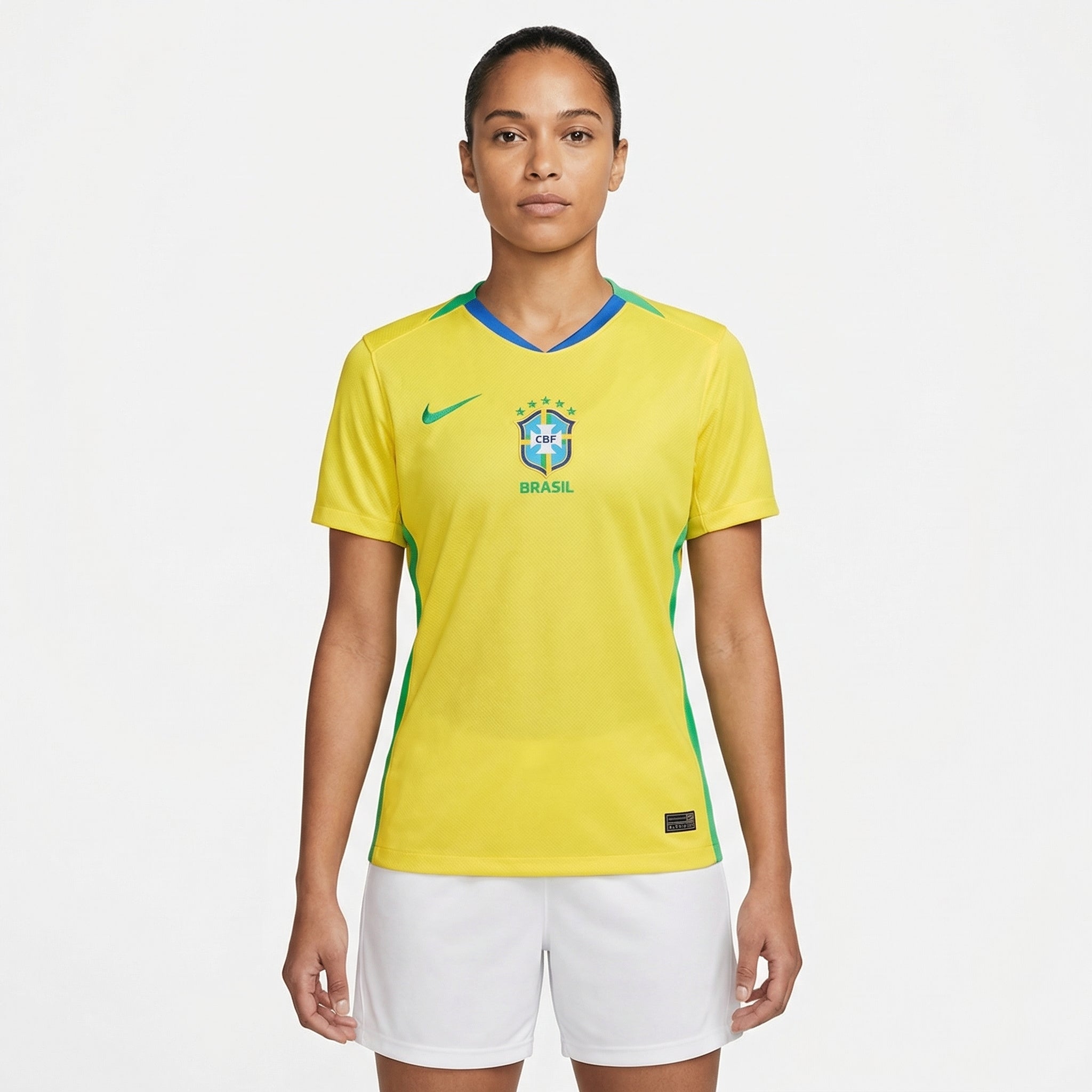 Camisa Nike Brasil I 2025/2026 Torcedor Feminina, Kit Infantil Brasil Reserva 26/27 - Copa do Mundo, PIQUE DE JOGADOR, A Camisa Nike Brasil I 2025/2026 Torcedor Feminina representa o uniforme principal da Seleção Brasileira para a temporada 2025/2026. Desenvolvida especialmente para o público feminino, a camisa combina tradição, estilo esportivo e conforto para torcedoras apaixonadas pela Seleção. O modelo traz o clássico visual amarelo com detalhes em verde, cores que simbolizam a identidade histórica do f