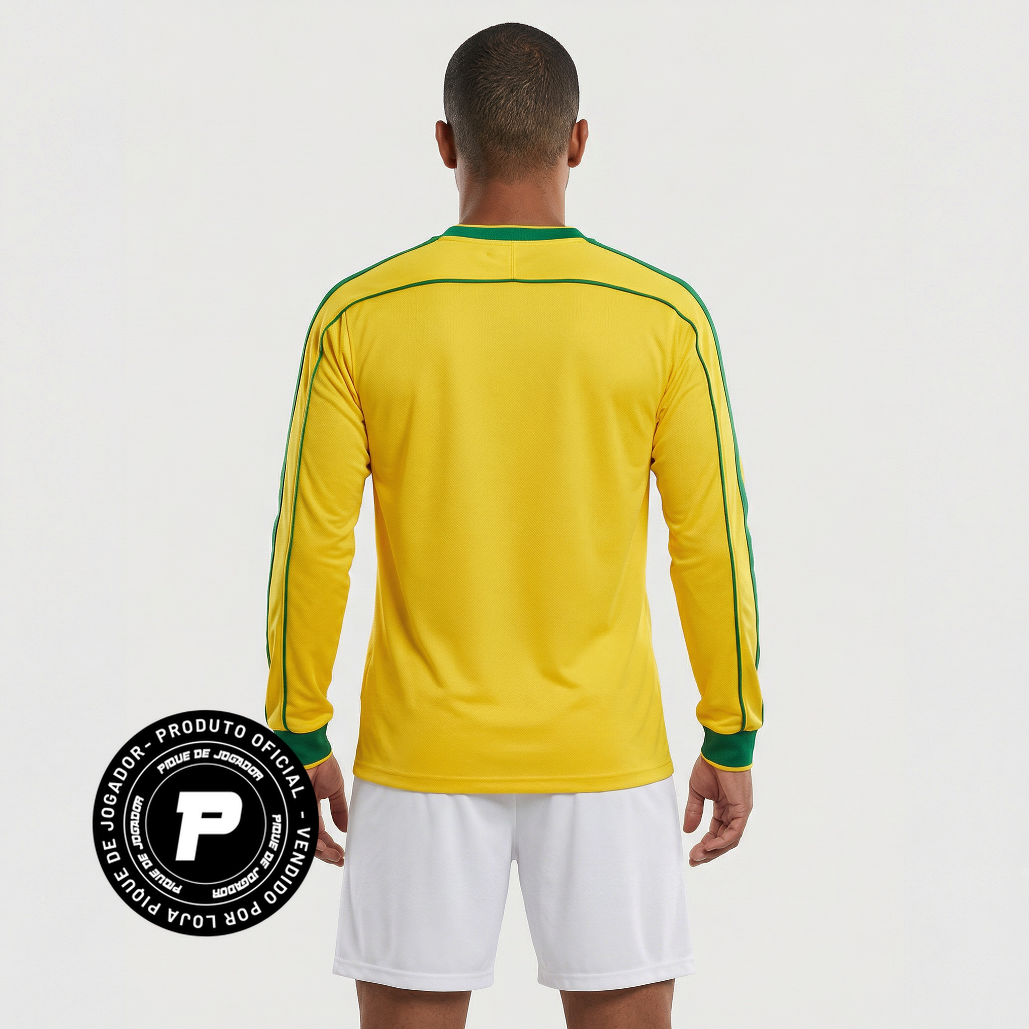 Camisa Nike Brasil Retro 1998 Manga longa, Kit Infantil Brasil Reserva 26/27 - Copa do Mundo, PIQUE DE JOGADOR, Reviva um dos uniformes mais marcantes da história da Seleção com a Camisa Nike Brasil Retrô 1998 Manga Longa. Inspirada no modelo utilizado pela Seleção Brasileira na Copa do Mundo de 1998, essa camisa resgata o design clássico que marcou uma geração de grandes jogadores do futebol brasileiro. O visual tradicional em amarelo com detalhes em verde mantém a identidade histórica da Seleção Brasileir