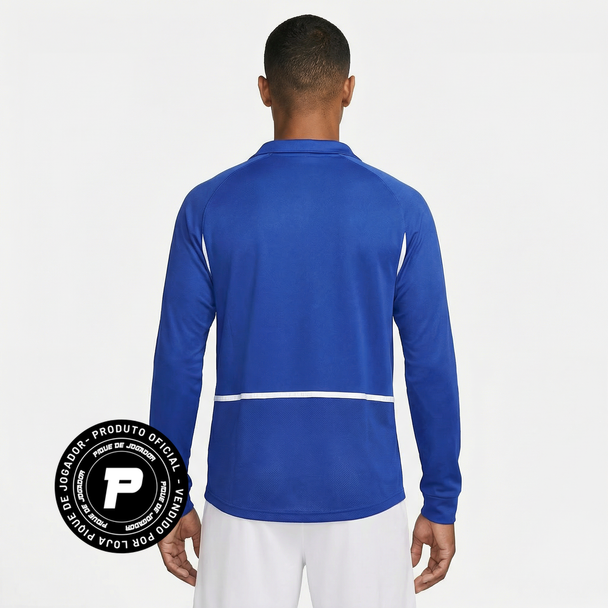 Camisa Nike Brasil Retro 2002 Manga longa Azul, Kit Infantil Brasil Reserva 26/27 - Copa do Mundo, PIQUE DE JOGADOR, Reviva um dos uniformes mais marcantes da história da Seleção com a Camisa Nike Brasil Retrô 2002 Manga Longa Azul. Inspirada no uniforme alternativo utilizado pela Seleção Brasileira durante a campanha do pentacampeonato mundial em 2002, essa camisa representa um momento histórico do futebol brasileiro. O design clássico em azul com detalhes em branco mantém a tradição das camisas reservas d