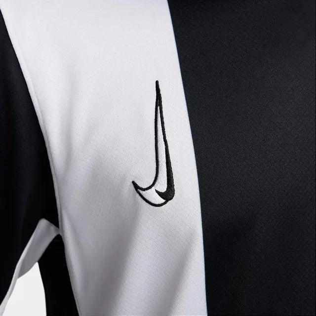 Camisa Nike Corinthians 24/25 Third, Camisa Futebol, Nike, Ficha do Produto TecnologiaDri-Fit: Sistema que controla o excesso de umidade do corpo, garantindo a rápida secagem do suor durante os exercícios. Composição: 100% PoliésterMarca: NikeIndicada para: Jogo/CasualGênero: MasculinoEscudo: BordadoOrigem: ImportadoManga: Curta-PIQUE DE JOGADOR