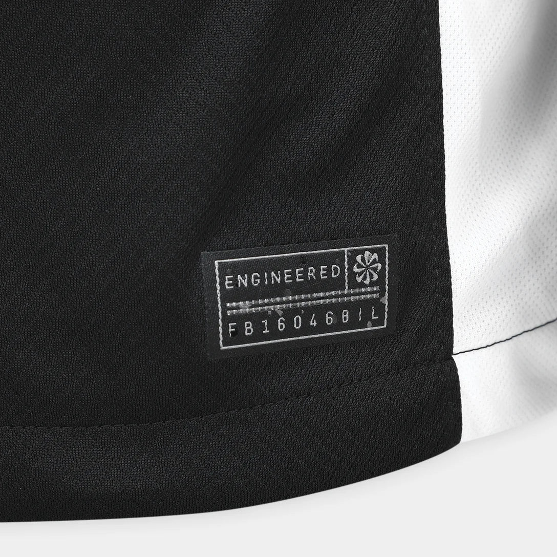Camisa Nike Corinthians 25/26 Away C/ Patrocínios, Camisa Futebol, Nike, Ficha do Produto Comemore os 25 anos do título internacional de 2000 do SC Corinthians. Inspirado no uniforme do campeonato, o kit Away 2025/26 colorido apresenta uma fonte personalizada homenageando o placar do estádio que sediou a final. TecnologiaDri-Fit: Sistema que controla o excesso de umidade do corpo, garantindo a rápida secagem do suor durante os exercícios. Composição: 100% PoliésterMarca: NikeIndicada para: Jogo/CasualGênero