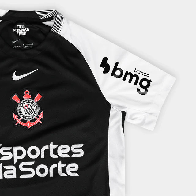 Camisa Nike Corinthians 25/26 Away C/ Patrocínios, Camisa Futebol, Nike, Ficha do Produto Comemore os 25 anos do título internacional de 2000 do SC Corinthians. Inspirado no uniforme do campeonato, o kit Away 2025/26 colorido apresenta uma fonte personalizada homenageando o placar do estádio que sediou a final. TecnologiaDri-Fit: Sistema que controla o excesso de umidade do corpo, garantindo a rápida secagem do suor durante os exercícios. Composição: 100% PoliésterMarca: NikeIndicada para: Jogo/CasualGênero