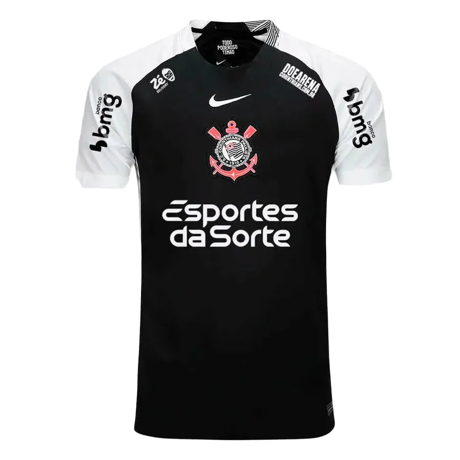 Camisa Nike Corinthians 25/26 Away C/ Patrocínios, Camisa Futebol, Nike, Ficha do Produto Comemore os 25 anos do título internacional de 2000 do SC Corinthians. Inspirado no uniforme do campeonato, o kit Away 2025/26 colorido apresenta uma fonte personalizada homenageando o placar do estádio que sediou a final. TecnologiaDri-Fit: Sistema que controla o excesso de umidade do corpo, garantindo a rápida secagem do suor durante os exercícios. Composição: 100% PoliésterMarca: NikeIndicada para: Jogo/CasualGênero
