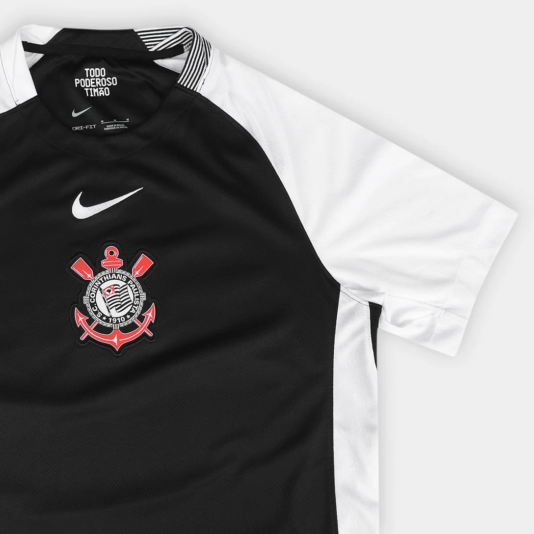 Camisa Nike Corinthians 25/26 Away, Camisa Futebol, Nike, Ficha do Produto Comemore os 25 anos do título internacional de 2000 do SC Corinthians. Inspirado no uniforme do campeonato, o kit Away 2025/26 colorido apresenta uma fonte personalizada homenageando o placar do estádio que sediou a final. TecnologiaDri-Fit: Sistema que controla o excesso de umidade do corpo, garantindo a rápida secagem do suor durante os exercícios. Composição: 100% PoliésterMarca: NikeIndicada para: Jogo/CasualGênero: MasculinoEscu