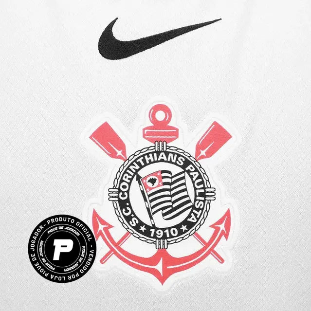 Camisa Nike Corinthians 25/26 Home C/ Patrocínios, Camisa Futebol, Adidas, Ficha do Produto O DIA QUE A LOUCURA VIROU MUNDIAL Inspirada no mundial de 2000, a nova camisa I do Corinthians é inteiramente branca, com as áreas do ombro em preto, e o escudo do Corinthians e o swoosh centralizados no peito, em referência à icônica camisa campeã mundial. Dentro da gola, à altura do pescoço, um emblema com a inscrição "Todo Poderoso Timão" homenageia o grito que ganhou popularidade durante a competição e empurrou o