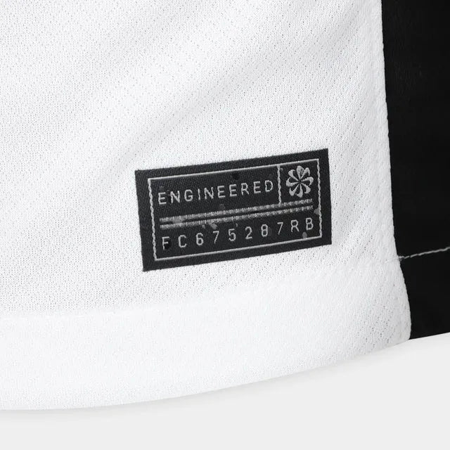 Camisa Nike Corinthians 25/26 Home C/ Patrocínios, Camisa Futebol, Adidas, Ficha do Produto O DIA QUE A LOUCURA VIROU MUNDIAL Inspirada no mundial de 2000, a nova camisa I do Corinthians é inteiramente branca, com as áreas do ombro em preto, e o escudo do Corinthians e o swoosh centralizados no peito, em referência à icônica camisa campeã mundial. Dentro da gola, à altura do pescoço, um emblema com a inscrição "Todo Poderoso Timão" homenageia o grito que ganhou popularidade durante a competição e empurrou o