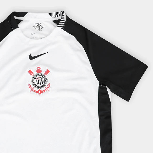 Camisa Nike Corinthians 25/26 Home C/ Patrocínios, Camisa Futebol, Adidas, Ficha do Produto O DIA QUE A LOUCURA VIROU MUNDIAL Inspirada no mundial de 2000, a nova camisa I do Corinthians é inteiramente branca, com as áreas do ombro em preto, e o escudo do Corinthians e o swoosh centralizados no peito, em referência à icônica camisa campeã mundial. Dentro da gola, à altura do pescoço, um emblema com a inscrição "Todo Poderoso Timão" homenageia o grito que ganhou popularidade durante a competição e empurrou o