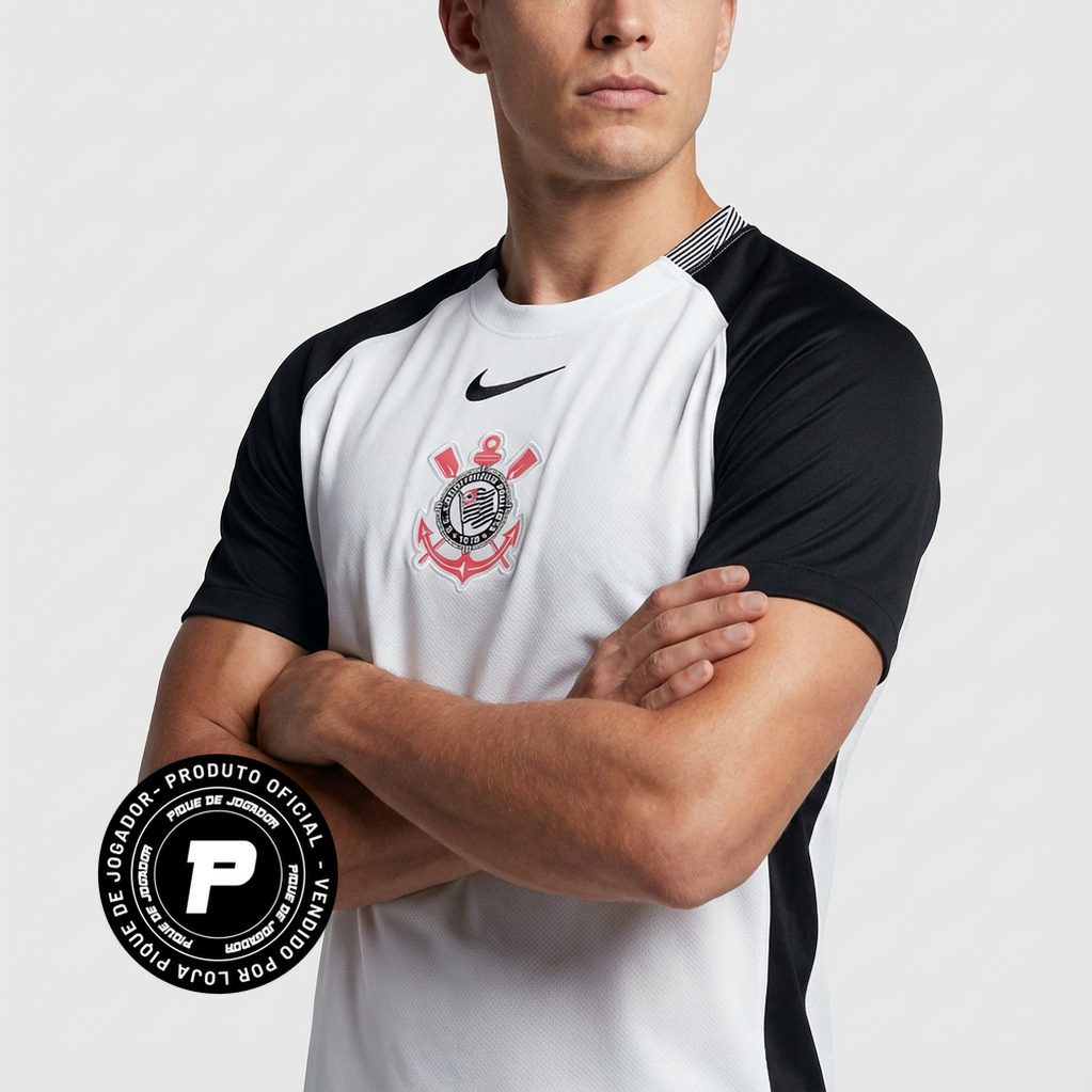 Camisa Nike Corinthians 25/26 Home, Camisa Futebol, Adidas, Ficha do Produto O DIA QUE A LOUCURA VIROU MUNDIAL Inspirada no mundial de 2000, a nova camisa I do Corinthians é inteiramente branca, com as áreas do ombro em preto, e o escudo do Corinthians e o swoosh centralizados no peito, em referência à icônica camisa campeã mundial. Dentro da gola, à altura do pescoço, um emblema com a inscrição "Todo Poderoso Timão" homenageia o grito que ganhou popularidade durante a competição e empurrou o Corinthians ru