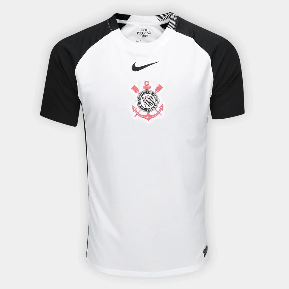 Camisa Nike Corinthians 25/26 Home, Camisa Futebol, Adidas, Ficha do Produto O DIA QUE A LOUCURA VIROU MUNDIAL Inspirada no mundial de 2000, a nova camisa I do Corinthians é inteiramente branca, com as áreas do ombro em preto, e o escudo do Corinthians e o swoosh centralizados no peito, em referência à icônica camisa campeã mundial. Dentro da gola, à altura do pescoço, um emblema com a inscrição "Todo Poderoso Timão" homenageia o grito que ganhou popularidade durante a competição e empurrou o Corinthians ru