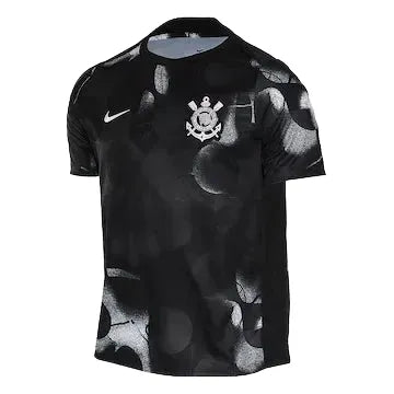 Camisa Nike Corinthians 25/26 Pré Jogo, Camisa Futebol, Nike, Ficha do Produto TecnologiaDri-Fit: Sistema que controla o excesso de umidade do corpo, garantindo a rápida secagem do suor durante os exercícios. Composição: 100% PoliésterMarca: NikeIndicada para: Jogo/CasualGênero: MasculinoEscudo: BordadoOrigem: ImportadoManga: Curta-PIQUE DE JOGADOR