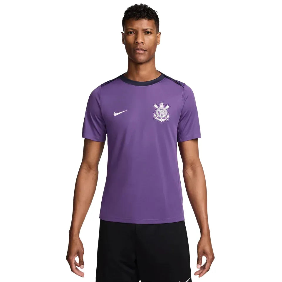 Camisa Nike Corinthians 25/26 Treino Academy, Camisa Futebol, Nike, Ficha do Produto TecnologiaDri-Fit: Sistema que controla o excesso de umidade do corpo, garantindo a rápida secagem do suor durante os exercícios. Composição: 100% PoliésterMarca: NikeIndicada para: Jogo/CasualGênero: MasculinoEscudo: BordadoOrigem: ImportadoManga: Curta-PIQUE DE JOGADOR