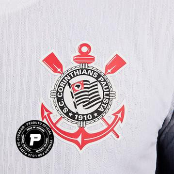 Camisa Nike Corinthians I 24/25 Jogador C/ Patrocínios, Camisa Futebol, Nike, NOSSA HISTÓRIA É UMA PÁGINA EM PRETOFundado por operários, a história do Corinthians se mistura com a história negra, carregando na sua essência a luta pelos trabalhadores, pela democracia e pelo povo. A nova coleção é um símbolo da luta antirracista no futebol. Sabemos que ainda há muito a ser feito, mas quanto mais aliados, melhor.Negro ou não, quem veste essa camisa assume o compromisso de estar junto nessa luta.Vamos juntos aj
