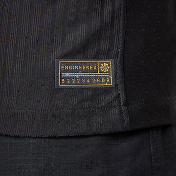 Camisa Nike Corinthians I 24/25 Jogador C/ Patrocínios, Camisa Futebol, Nike, NOSSA HISTÓRIA É UMA PÁGINA EM PRETOFundado por operários, a história do Corinthians se mistura com a história negra, carregando na sua essência a luta pelos trabalhadores, pela democracia e pelo povo. A nova coleção é um símbolo da luta antirracista no futebol. Sabemos que ainda há muito a ser feito, mas quanto mais aliados, melhor.Negro ou não, quem veste essa camisa assume o compromisso de estar junto nessa luta.Vamos juntos aj