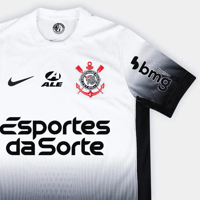 Camisa Nike Corinthians I 24/25 Jogador C/ Patrocínios, Camisa Futebol, Nike, NOSSA HISTÓRIA É UMA PÁGINA EM PRETOFundado por operários, a história do Corinthians se mistura com a história negra, carregando na sua essência a luta pelos trabalhadores, pela democracia e pelo povo. A nova coleção é um símbolo da luta antirracista no futebol. Sabemos que ainda há muito a ser feito, mas quanto mais aliados, melhor.Negro ou não, quem veste essa camisa assume o compromisso de estar junto nessa luta.Vamos juntos aj