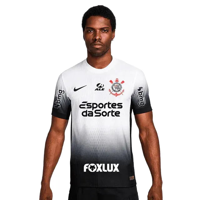 Camisa Nike Corinthians I 24/25 Jogador C/ Patrocínios, Camisa Futebol, Nike, NOSSA HISTÓRIA É UMA PÁGINA EM PRETOFundado por operários, a história do Corinthians se mistura com a história negra, carregando na sua essência a luta pelos trabalhadores, pela democracia e pelo povo. A nova coleção é um símbolo da luta antirracista no futebol. Sabemos que ainda há muito a ser feito, mas quanto mais aliados, melhor.Negro ou não, quem veste essa camisa assume o compromisso de estar junto nessa luta.Vamos juntos aj