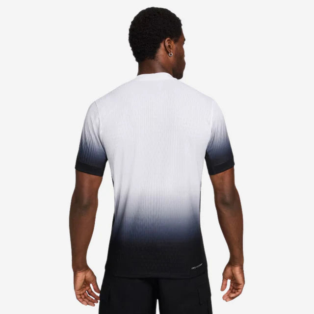 Camisa Nike Corinthians I 24/25 Jogador, Camisa Futebol, Nike, NOSSA HISTÓRIA É UMA PÁGINA EM PRETOFundado por operários, a história do Corinthians se mistura com a história negra, carregando na sua essência a luta pelos trabalhadores, pela democracia e pelo povo. A nova coleção é um símbolo da luta antirracista no futebol. Sabemos que ainda há muito a ser feito, mas quanto mais aliados, melhor.Negro ou não, quem veste essa camisa assume o compromisso de estar junto nessa luta.Vamos juntos ajudar a transfor