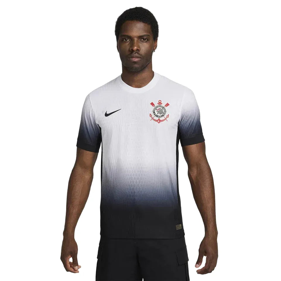 Camisa Nike Corinthians I 24/25 Jogador, Camisa Futebol, Nike, NOSSA HISTÓRIA É UMA PÁGINA EM PRETOFundado por operários, a história do Corinthians se mistura com a história negra, carregando na sua essência a luta pelos trabalhadores, pela democracia e pelo povo. A nova coleção é um símbolo da luta antirracista no futebol. Sabemos que ainda há muito a ser feito, mas quanto mais aliados, melhor.Negro ou não, quem veste essa camisa assume o compromisso de estar junto nessa luta.Vamos juntos ajudar a transfor