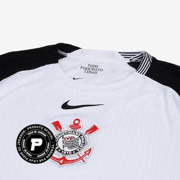 Camisa Nike Corinthians I 25/26 Jogador C/ Patrocínios, Camisa Futebol, Adidas, O DIA QUE A LOUCURA VIROU MUNDIAL Inspirada no mundial de 2000, a nova camisa I do Corinthians é inteiramente branca, com as áreas do ombro em preto, e o escudo do Corinthians e o swoosh centralizados no peito, em referência à icônica camisa campeã mundial. Dentro da gola, à altura do pescoço, um emblema com a inscrição "Todo Poderoso Timão" homenageia o grito que ganhou popularidade durante a competição e empurrou o Corinthians