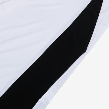 Camisa Nike Corinthians I 25/26 Jogador C/ Patrocínios, Camisa Futebol, Adidas, O DIA QUE A LOUCURA VIROU MUNDIAL Inspirada no mundial de 2000, a nova camisa I do Corinthians é inteiramente branca, com as áreas do ombro em preto, e o escudo do Corinthians e o swoosh centralizados no peito, em referência à icônica camisa campeã mundial. Dentro da gola, à altura do pescoço, um emblema com a inscrição "Todo Poderoso Timão" homenageia o grito que ganhou popularidade durante a competição e empurrou o Corinthians