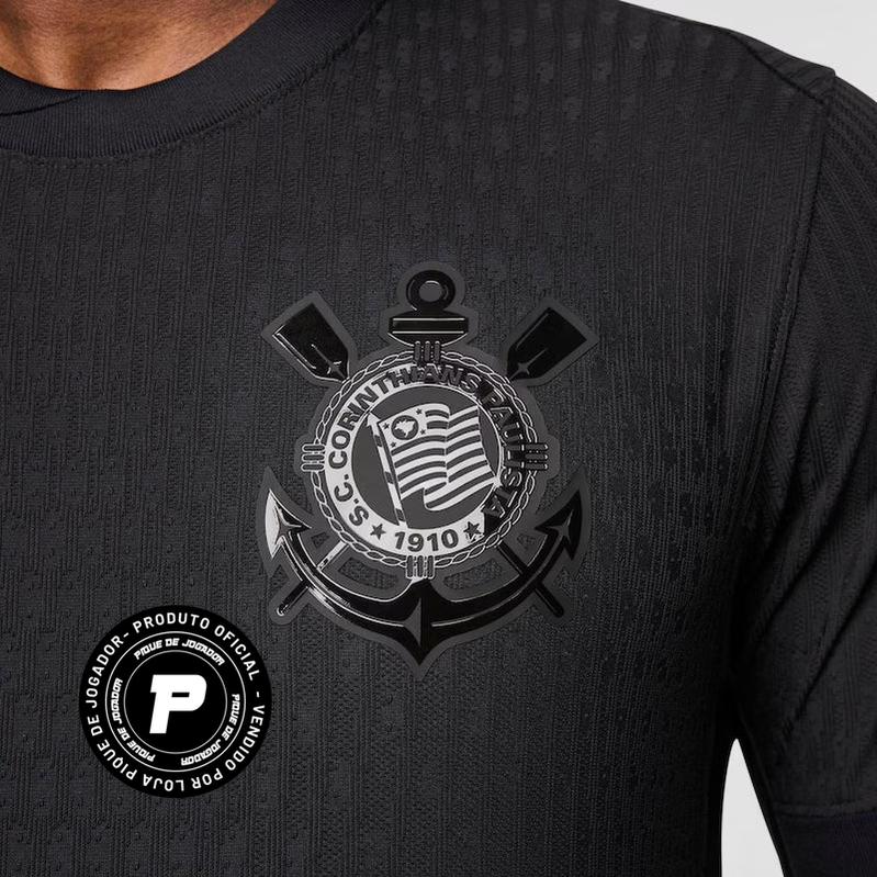 Camisa Nike Corinthians II 24/25 Jogador C/ Patrocínios, Camisa Futebol, Nike, NOSSA HISTÓRIA É UMA PÁGINA EM PRETOFundado por operários, a história do Corinthians se mistura com a história negra, carregando na sua essência a luta pelos trabalhadores, pela democracia e pelo povo. A nova coleção é um símbolo da luta antirracista no futebol. Sabemos que ainda há muito a ser feito, mas quanto mais aliados, melhor.Negro ou não, quem veste essa camisa assume o compromisso de estar junto nessa luta.Vamos juntos a