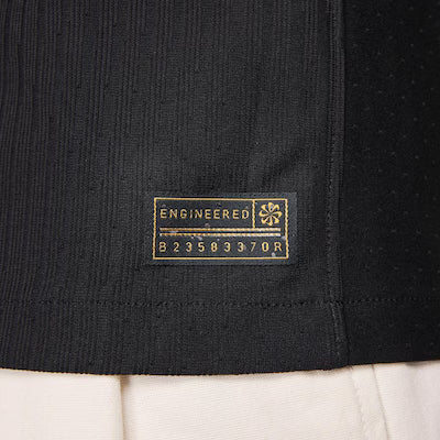 Camisa Nike Corinthians II 24/25 Jogador C/ Patrocínios, Camisa Futebol, Nike, NOSSA HISTÓRIA É UMA PÁGINA EM PRETOFundado por operários, a história do Corinthians se mistura com a história negra, carregando na sua essência a luta pelos trabalhadores, pela democracia e pelo povo. A nova coleção é um símbolo da luta antirracista no futebol. Sabemos que ainda há muito a ser feito, mas quanto mais aliados, melhor.Negro ou não, quem veste essa camisa assume o compromisso de estar junto nessa luta.Vamos juntos a