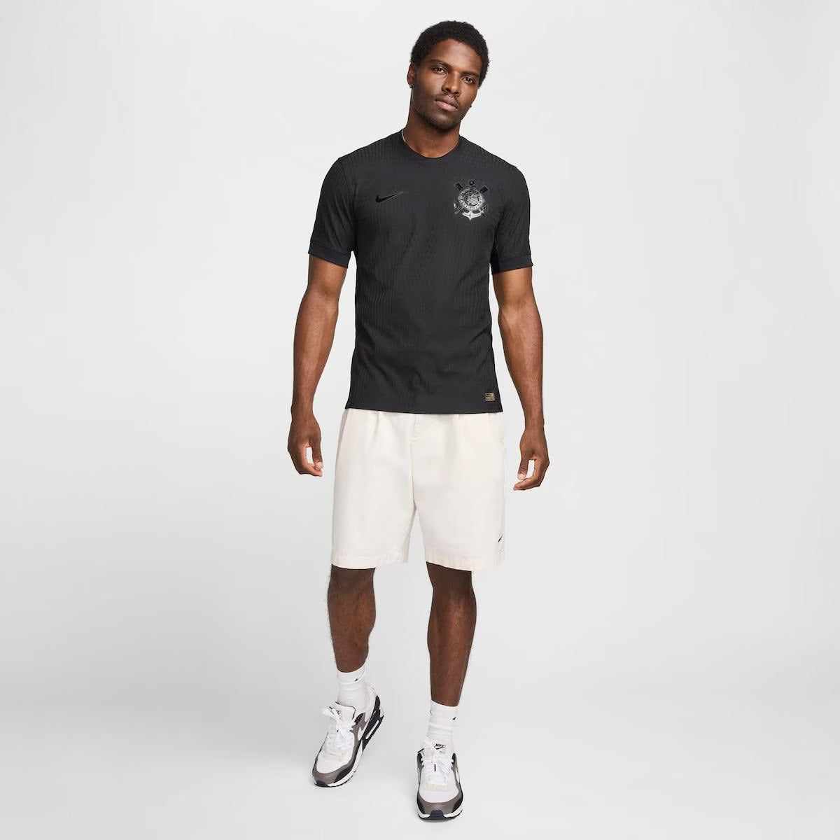 Camisa Nike Corinthians II 24/25 Jogador C/ Patrocínios, Camisa Futebol, Nike, NOSSA HISTÓRIA É UMA PÁGINA EM PRETOFundado por operários, a história do Corinthians se mistura com a história negra, carregando na sua essência a luta pelos trabalhadores, pela democracia e pelo povo. A nova coleção é um símbolo da luta antirracista no futebol. Sabemos que ainda há muito a ser feito, mas quanto mais aliados, melhor.Negro ou não, quem veste essa camisa assume o compromisso de estar junto nessa luta.Vamos juntos a