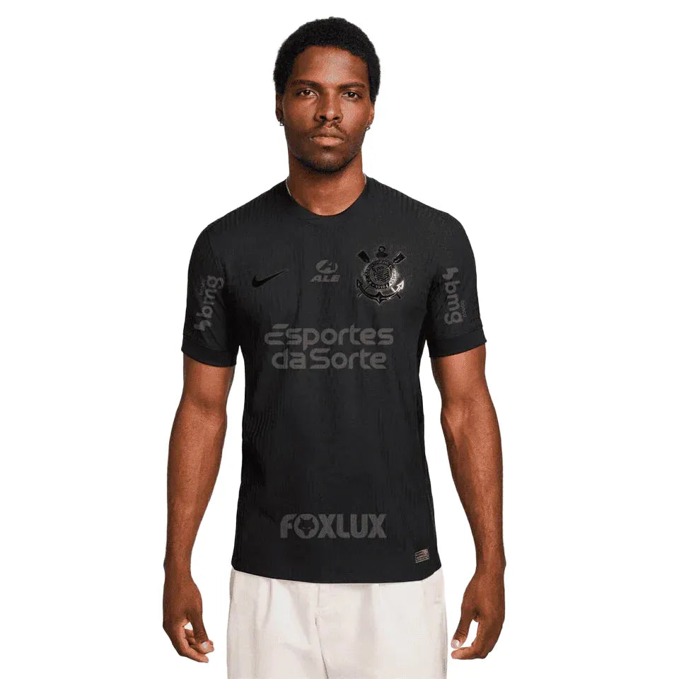 Camisa Nike Corinthians II 24/25 Jogador C/ Patrocínios, Camisa Futebol, Nike, NOSSA HISTÓRIA É UMA PÁGINA EM PRETOFundado por operários, a história do Corinthians se mistura com a história negra, carregando na sua essência a luta pelos trabalhadores, pela democracia e pelo povo. A nova coleção é um símbolo da luta antirracista no futebol. Sabemos que ainda há muito a ser feito, mas quanto mais aliados, melhor.Negro ou não, quem veste essa camisa assume o compromisso de estar junto nessa luta.Vamos juntos a
