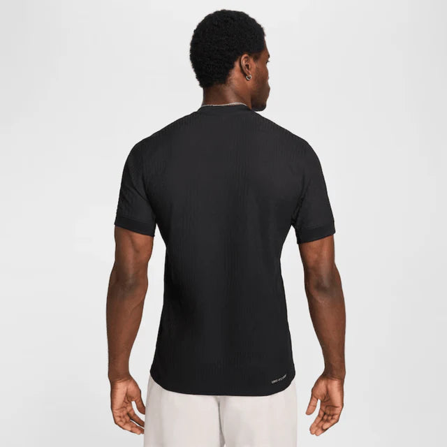 Camisa Nike Corinthians II 24/25 Jogador, Camisa Futebol, Nike, NOSSA HISTÓRIA É UMA PÁGINA EM PRETOFundado por operários, a história do Corinthians se mistura com a história negra, carregando na sua essência a luta pelos trabalhadores, pela democracia e pelo povo. A nova coleção é um símbolo da luta antirracista no futebol. Sabemos que ainda há muito a ser feito, mas quanto mais aliados, melhor.Negro ou não, quem veste essa camisa assume o compromisso de estar junto nessa luta.Vamos juntos ajudar a transfo