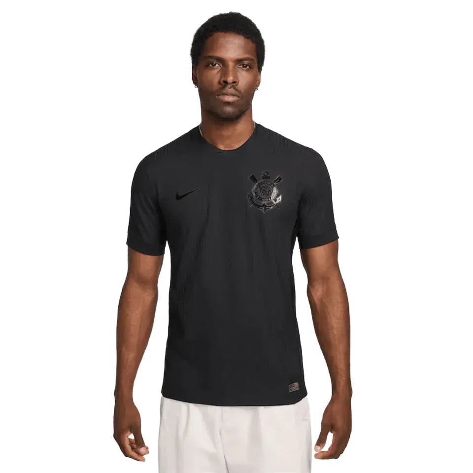 Camisa Nike Corinthians II 24/25 Jogador, Camisa Futebol, Nike, NOSSA HISTÓRIA É UMA PÁGINA EM PRETOFundado por operários, a história do Corinthians se mistura com a história negra, carregando na sua essência a luta pelos trabalhadores, pela democracia e pelo povo. A nova coleção é um símbolo da luta antirracista no futebol. Sabemos que ainda há muito a ser feito, mas quanto mais aliados, melhor.Negro ou não, quem veste essa camisa assume o compromisso de estar junto nessa luta.Vamos juntos ajudar a transfo