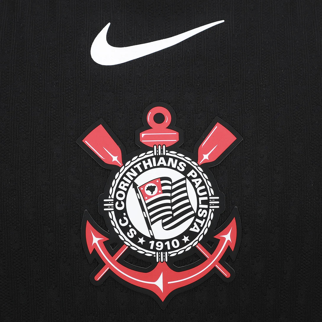 Camisa Nike Corinthians II 25/26 Jogador C/ Patrocínios, Camisa Futebol, Adidas, O DIA QUE A LOUCURA VIROU MUNDIAL Comemore os 25 anos do título internacional do SC Corinthians em 2000. Inspirado no uniforme do campeonato, o kit Away 2025/26 colorido apresenta uma fonte personalizada homenageando o placar do estádio que sediou a final. Ficha do Produto TecnologiaDri-FitADV: A tecnologia Nike Dri-FIT ADV combina tecido que absorve o suor com engenharia e recursos avançados para ajudar a manter você seco e co