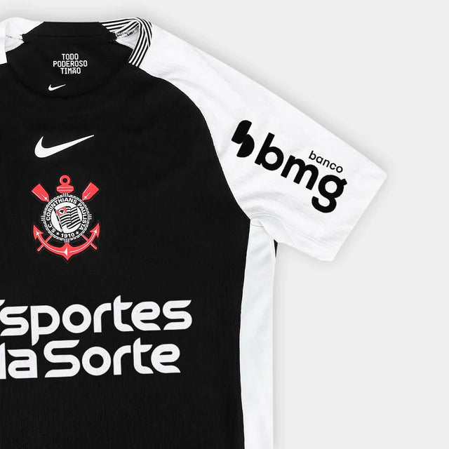Camisa Nike Corinthians II 25/26 Jogador C/ Patrocínios, Camisa Futebol, Adidas, O DIA QUE A LOUCURA VIROU MUNDIAL Comemore os 25 anos do título internacional do SC Corinthians em 2000. Inspirado no uniforme do campeonato, o kit Away 2025/26 colorido apresenta uma fonte personalizada homenageando o placar do estádio que sediou a final. Ficha do Produto TecnologiaDri-FitADV: A tecnologia Nike Dri-FIT ADV combina tecido que absorve o suor com engenharia e recursos avançados para ajudar a manter você seco e co