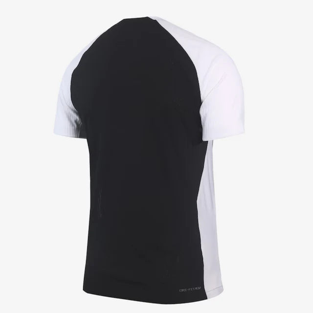 Camisa Nike Corinthians II 25/26 Jogador, Camisa Futebol, Adidas, O DIA QUE A LOUCURA VIROU MUNDIAL Comemore os 25 anos do título internacional do SC Corinthians em 2000. Inspirado no uniforme do campeonato, o kit Away 2025/26 colorido apresenta uma fonte personalizada homenageando o placar do estádio que sediou a final. Ficha do Produto TecnologiaDri-FitADV: A tecnologia Nike Dri-FIT ADV combina tecido que absorve o suor com engenharia e recursos avançados para ajudar a manter você seco e confortável. Dese