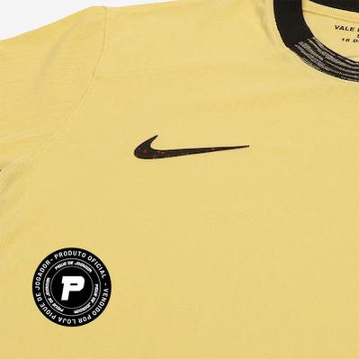 Camisa Nike Corinthians III 23/24 Jogador C/ Patrocínios, Camisa Futebol, Nike, Democracia Corinthiana Seguindo a inspiração da Democracia Corinthiana e com um amarelo vibrante, a nova camisa do Timão é uma referência à camisa usada pelos jogadores, artistas e jornalistas em 1984 no Vale de Anhangabaú, quando pediam a volta das eleições diretas no Brasil. Icônica. Sustentabilidade e Meio Ambiente É a primeira vez que o uniforme do Corinthians usa a aplicação do escudo e o swoosh (logomarca da Nike) em acaba